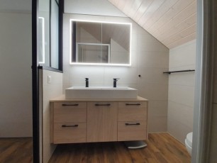 Meuble salle de bains sur mesure et robinet assorti verrière apf menuiserie
