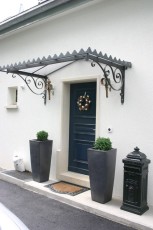Porte d entrée en bois anthracite avec moulures décoratives villa standing