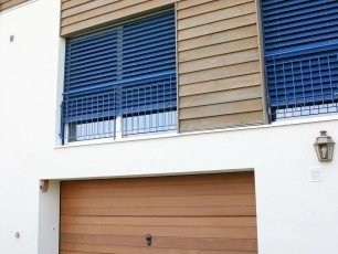 Porte de garage avec revetement lames selon facade 1
